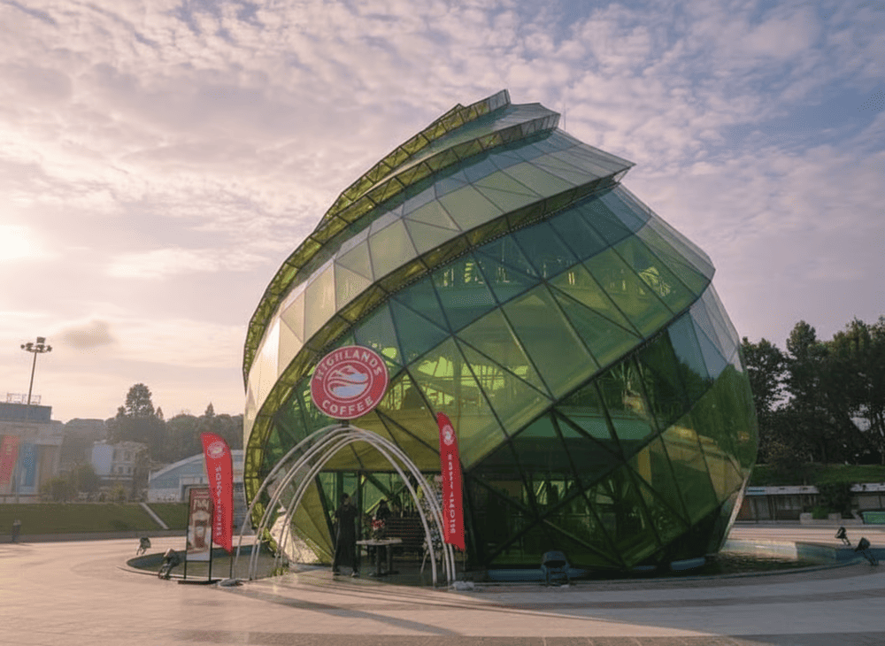 Qu&aacute;n Highland Coffee nằm b&ecirc;n trong nụ Atiso khổng lồ